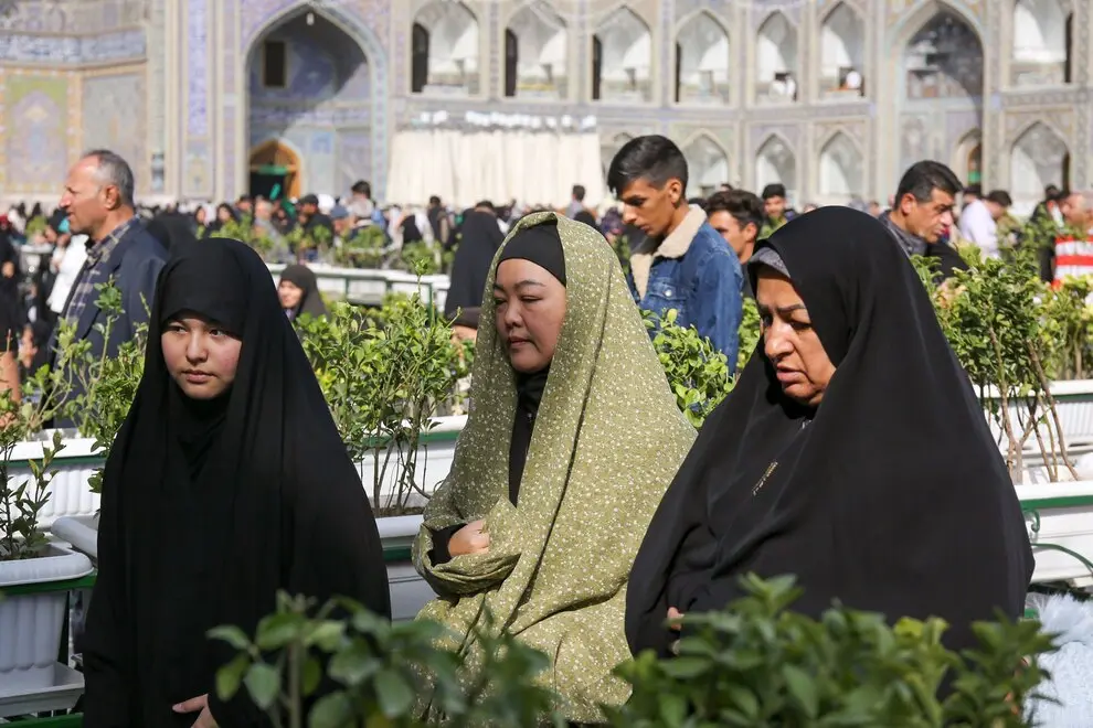 مسلمان شدن زن بودایی در حرم رضوی