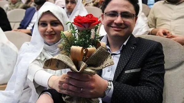تصاویر عجیب و باورنکردنی از عروسی زوج ایرانی در کتابفروشی!