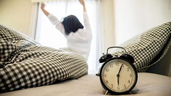 با این ۸ ترفند صبح‌ها پرانرژی از خواب بیدار شوید