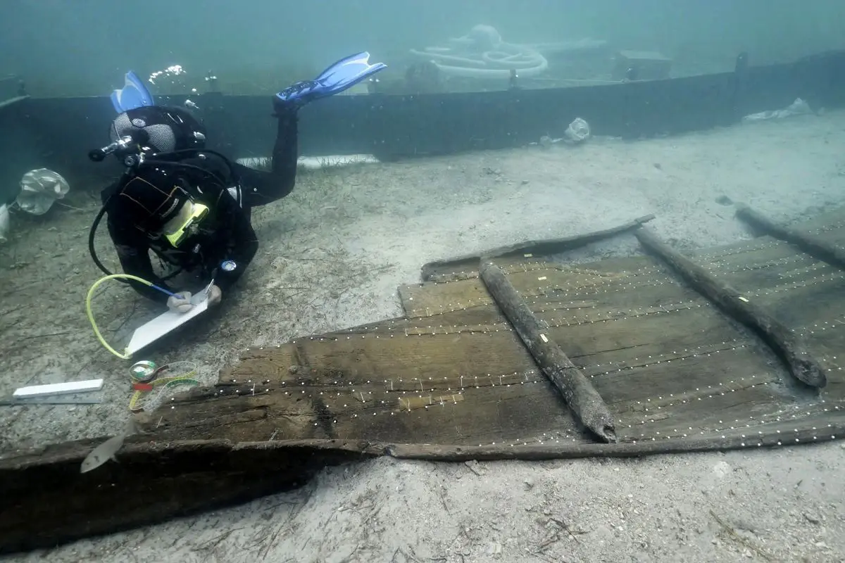 تصاویر جالب از لاشه کشتی که بعد از ۳ هزار سال از آب بیرون آمد