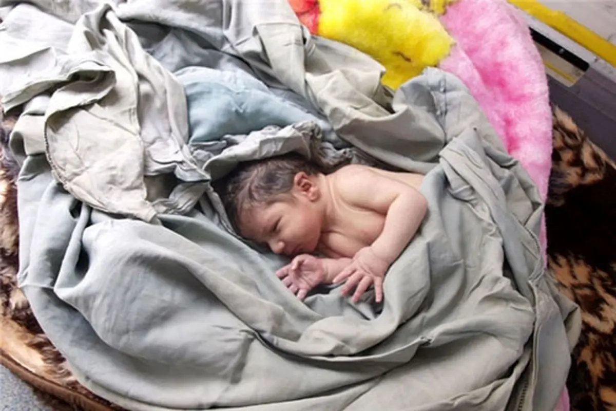 فروش نوزاد ۸ماهه برای خرید آیفون‌۱۴ و بلاگری در اینستاگرام توسط زوج بی‌رحم!