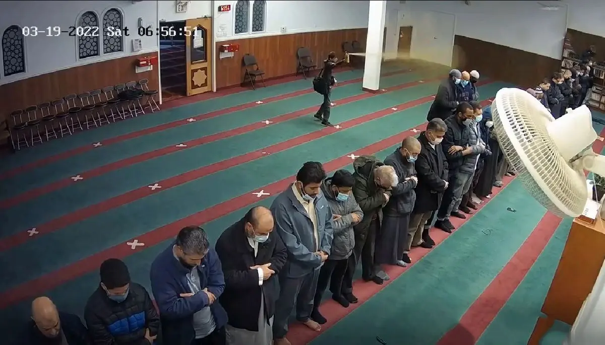 ویدئویی باورنکردنی از حمله به نمازگزاران با اسپری فلفل و تبر در مسجد!