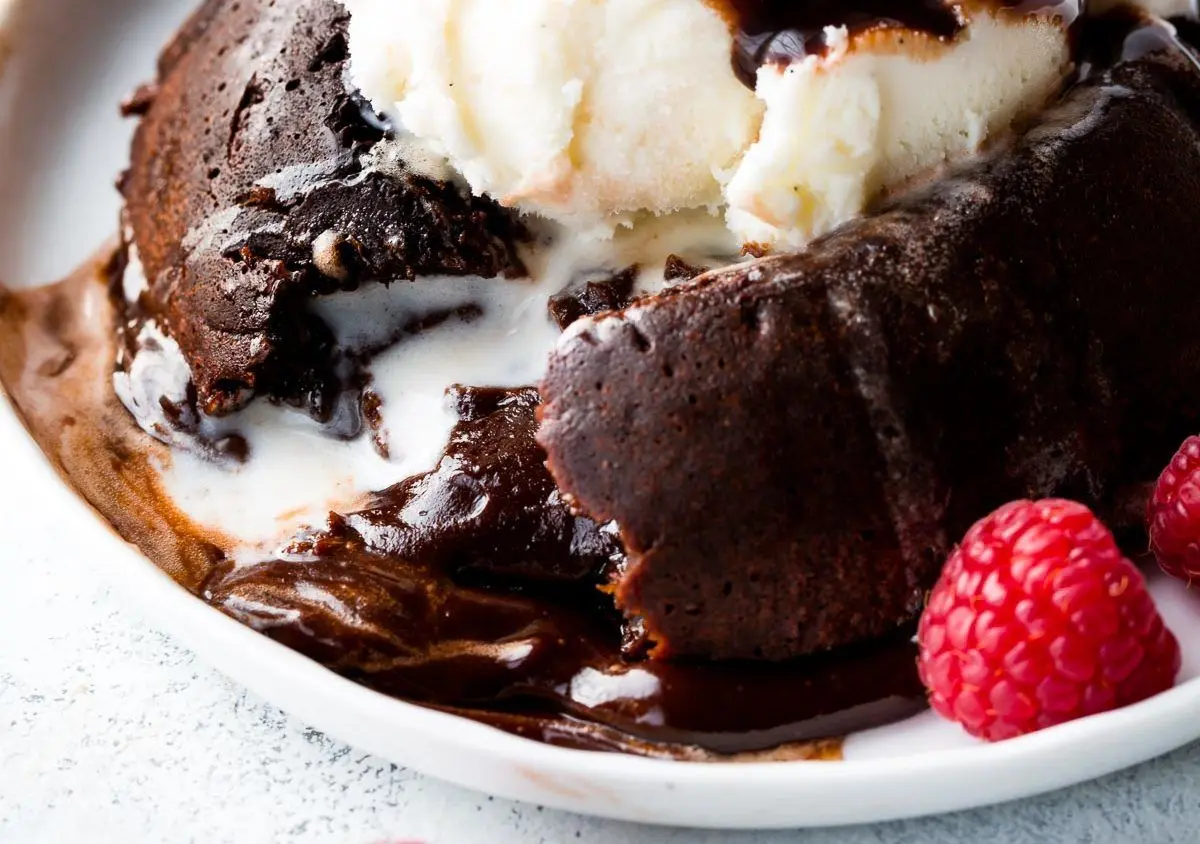 آموزش پخت کیک گدازه شکلاتی فقط در ۷ دقیقه