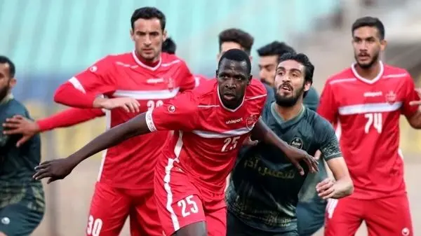 دیدار عادل فردوسی‌پور با زن پرسپولیسی