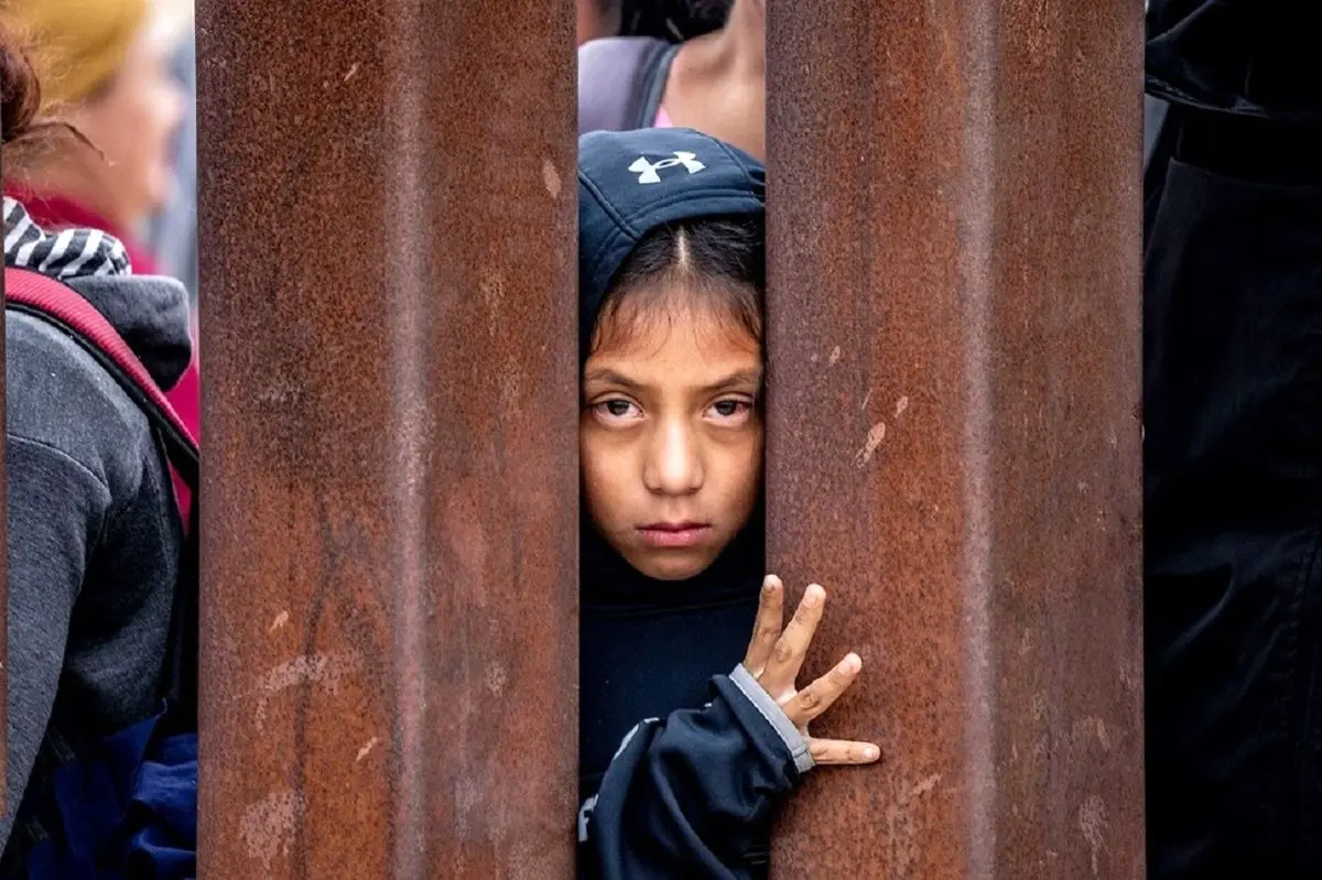 تصاویر تلخ از چهره درمانده مهاجران پشت دیوار آهنین