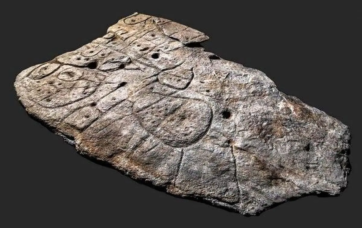 کشف تخته سنگ اسرارآمیز باستانی که یک «نقشۀ گنج» است!