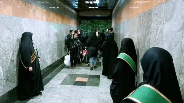تایید حضور حجاب‌بان در فرودگاه مشهد / در مترو مشهد تذکر حجاب داده می‌شود