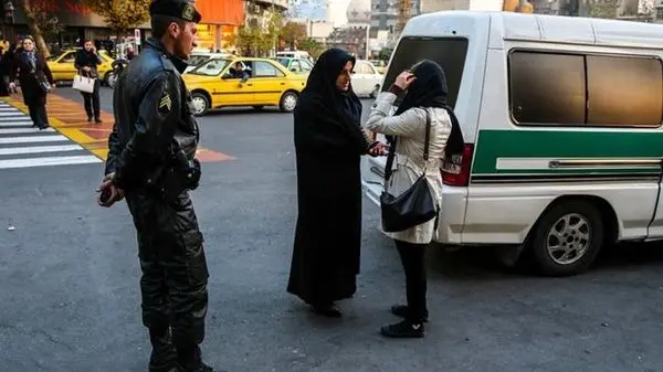 جنجال عکس یک دختر نیمه برهنه در خیابان‌های تهران!