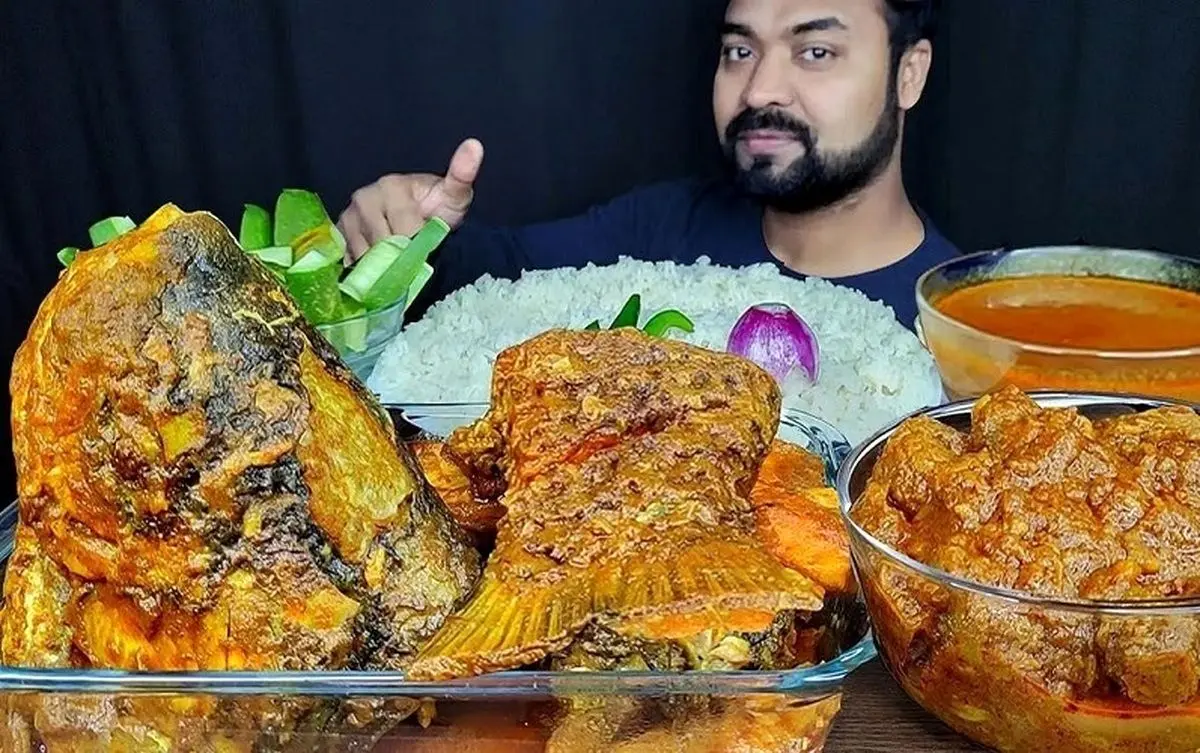 ویدئوی عجیب از خوردن ۲.۵ کیلو چلو ماهی توسط بلاگر بنگلادشی