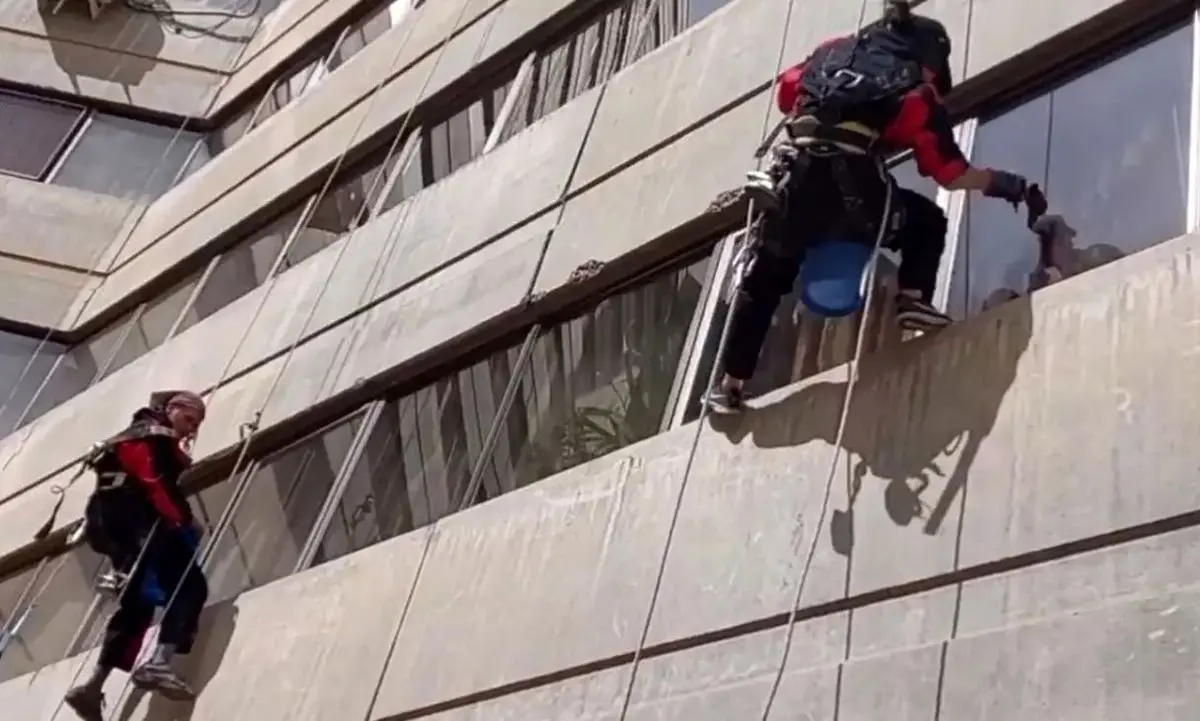 ویدئوی باورنکردنی از دختران صخره‌نورد در حال پاک کردن شیشه‌های شهرک اکباتان !