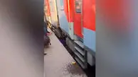 ویدئوی باورنکردنی از نجات معجزه‌آسای مادر و کودک سقوط کرده زیر قطار