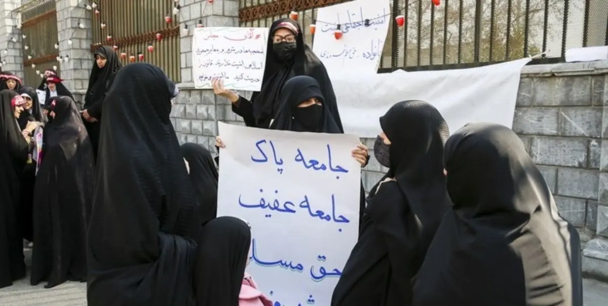 تجمع عده‌ای مقابل مجلس شورای اسلامی در اعتراض به وضعیت حجاب