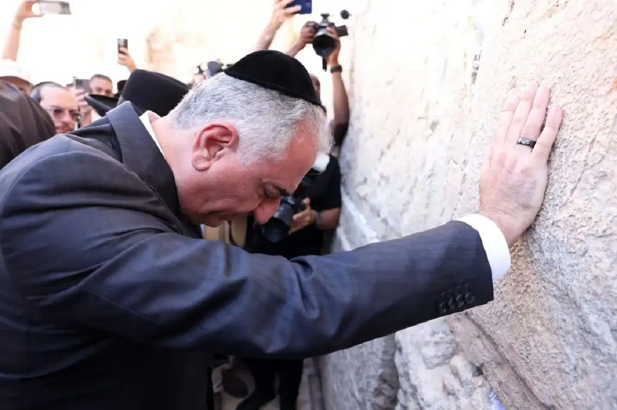 تصاویری از رضا پهلوی، پای دیوار ندبه و با کلاه یهودی‌ها در اسرائیل