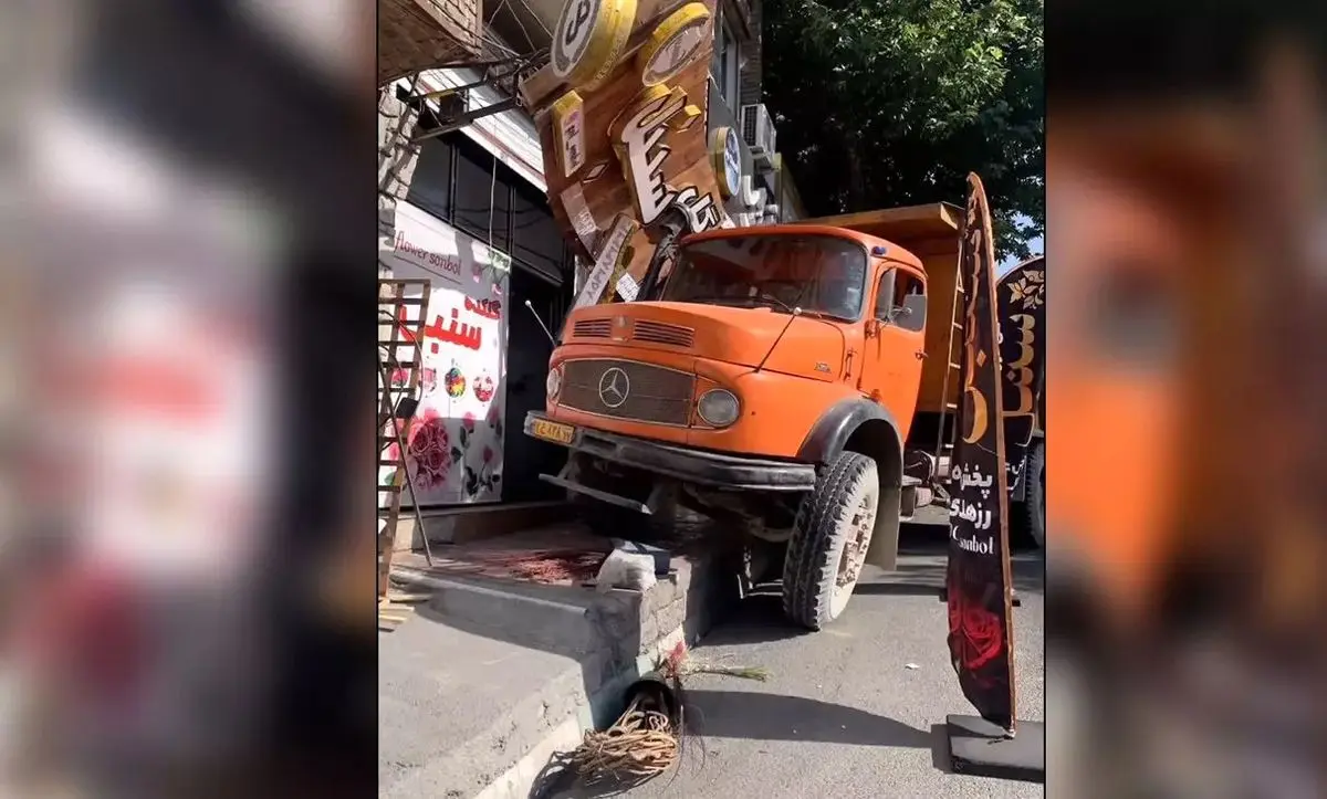 ویدئوی شوکه‌کننده از برخورد کامیون با یک مغازه در ارومیه!