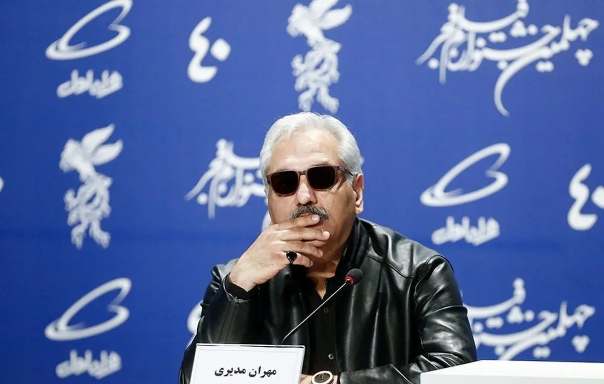 عکسی از مهران مدیری در آغوش علیرضا قربانی در مجلس ختم
