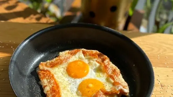 آموزش پخت یک صبحانه کافه‌ای برای روزی بهاری