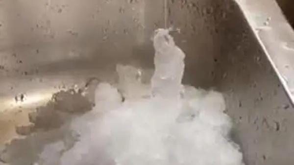 ویدئوی شگفت‌انگیز از یخ زدن موهای یک مرد در امریکا!