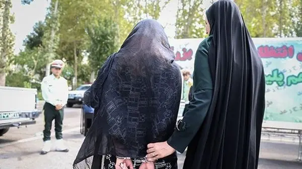تیپ و استایل عجیب و جنجالی دو زن در مراسم رحلت امام خمینی!
