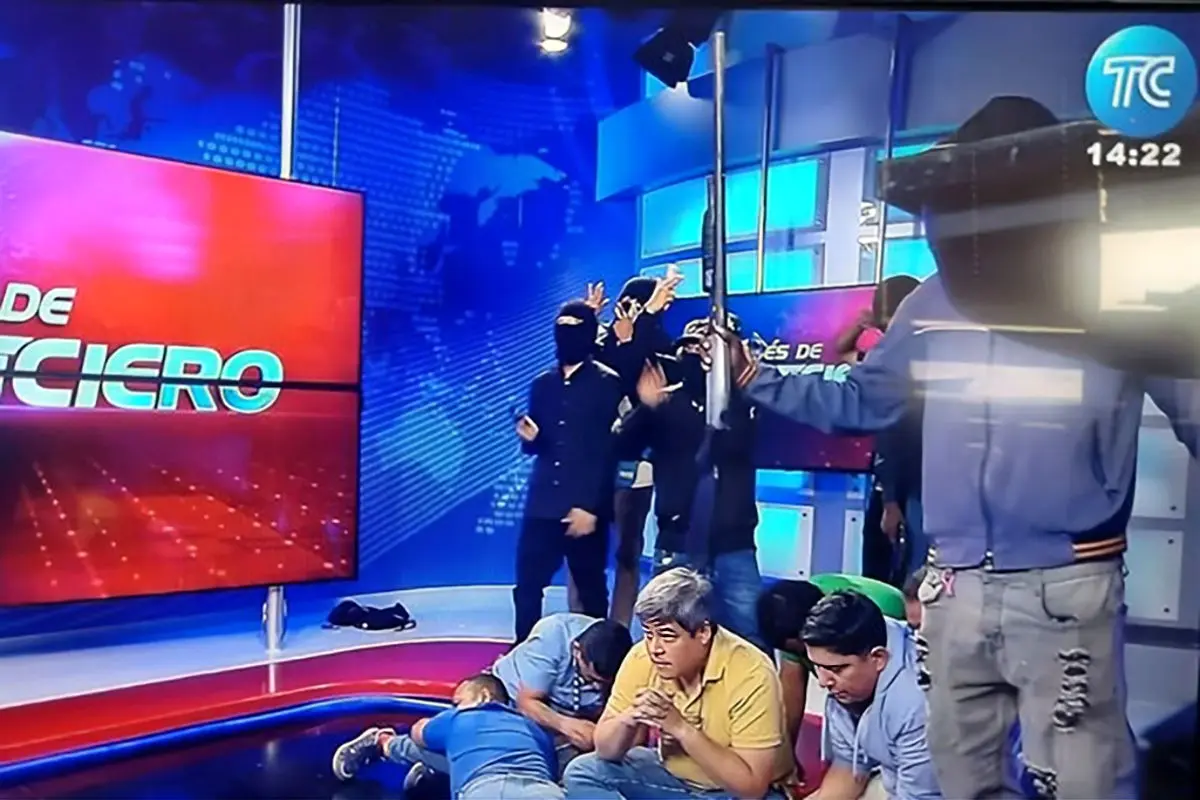 ویدئو: مردان ماسک‌پوش، با قطع برنامه زنده خبرنگاران را گروگان گرفتند