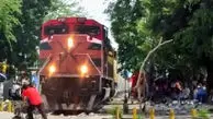 ویدئویی از  لحظات استرس‌زای توقف مرد ویلچرنشین روی ریل قطار!