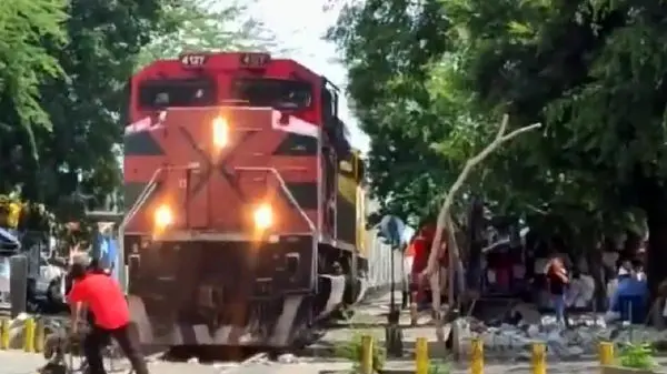 ویدئوی باورنکردنی از نجات معجزه‌آسای مادر و کودک سقوط کرده زیر قطار