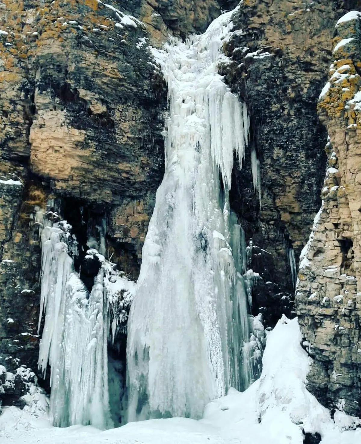 منظره زیبای برفی و یخ‌زده آبشار کرکری (مشگین شهر) + ویدئو