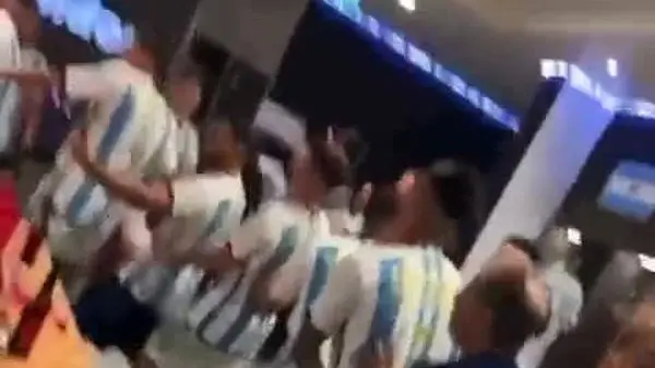 جشن قهرمانی آرژانتین به دلیل ازدحام جمعیت نیمه تمام ماند + ویدئو