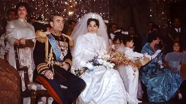عکسی از وزرا درحال دستبوسی محمدرضا پهلوی و فرح