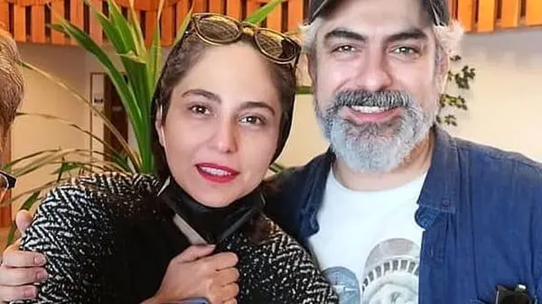 عکس جدید رعنا آزادی‌ور درکنار همسرش با یک هوادار 