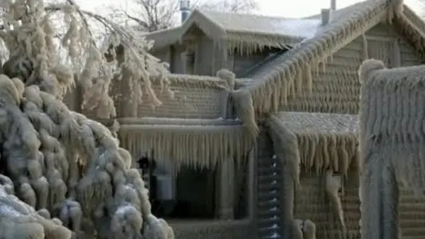 طوفان زمستانی بی‌سابقه در کانادا خانه‌ها را منجمد کرد! + ویدئو