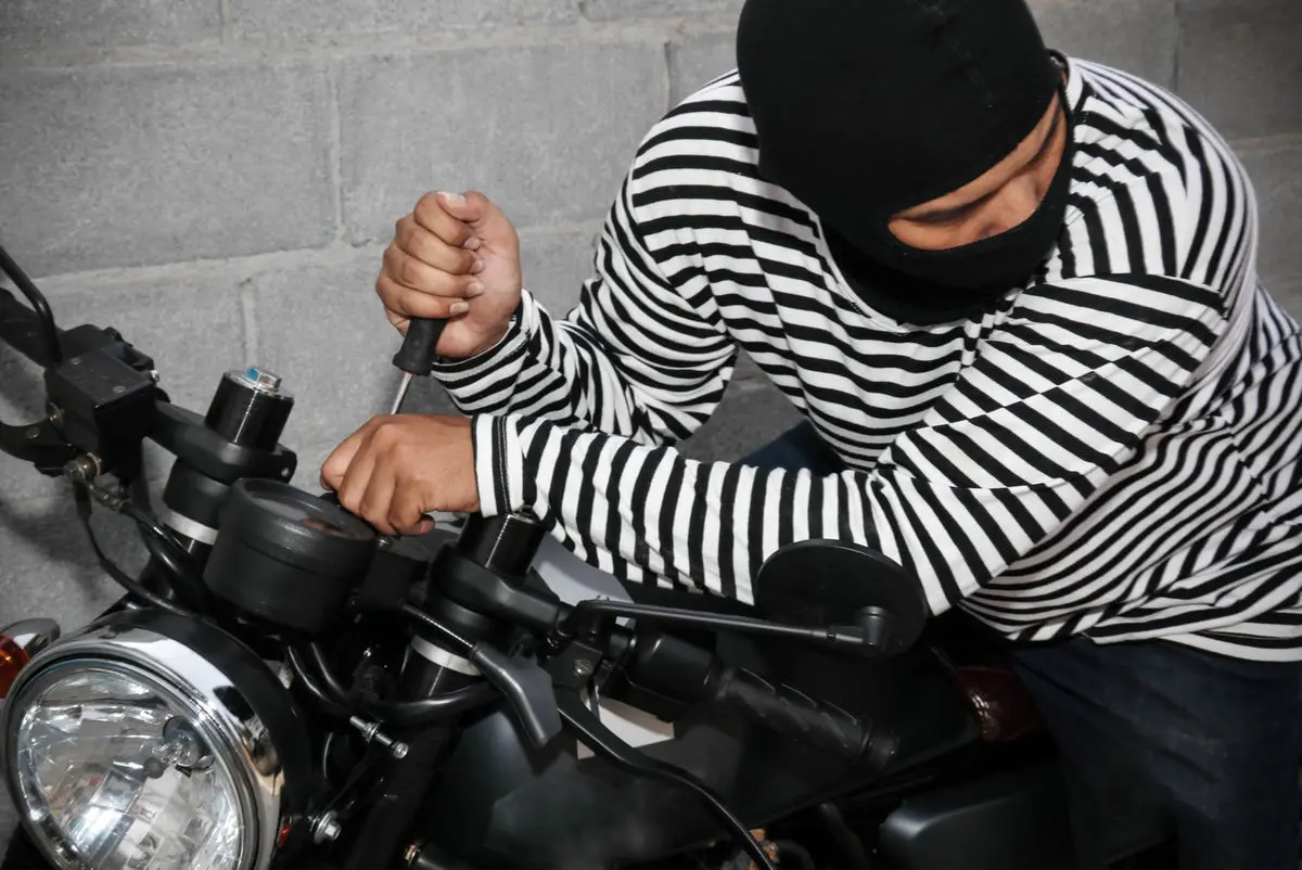 این پسر ۱۷ ساله با سرقت ۷۰ موتورسیکلت، شاه‌دزد تهران شد!