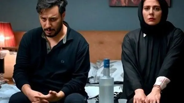 عکس یادگاری جواد عزتی و رعنا آزادی‌ور در پشت صحنه سریال زخم کاری ۳