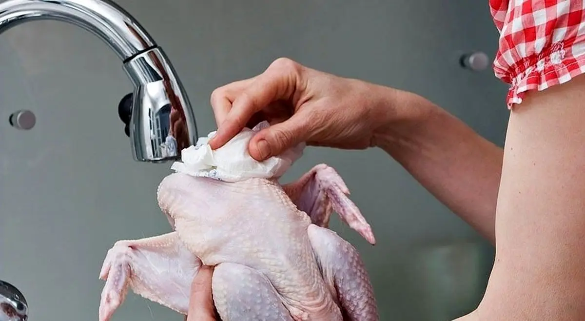 اشتباهات رایج اکثر خانم‌ها هنگام شستشو و طبخ مرغ