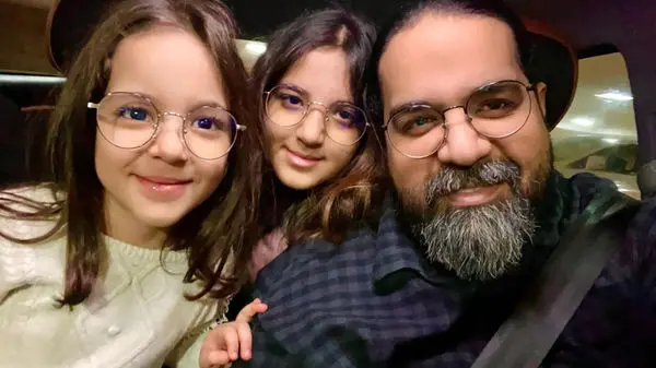 لحظات احساسی و زیبا از رضا صادقی و دخترش وسط کنسرت + ویدئو