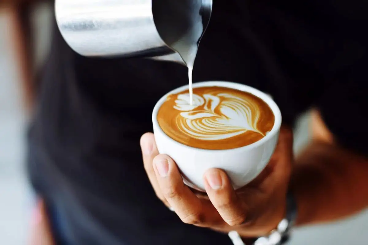ویدئوی جالب از تهیه قهوه لاته ساده در خانه به روش کافی‌شاپی!