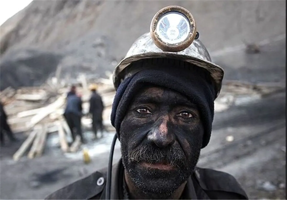 رفتار زشت مجری صداوسیما با کارگر معدن و مهمان برنامه! + ویدئو