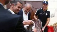 ویدئویی از واکنش عجیب رونالدو پس از اهدای فرش به او در تهران!