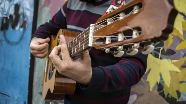 اتفاقی تلخ برای نوازنده خیابانی در اصفهان + ویدئو
