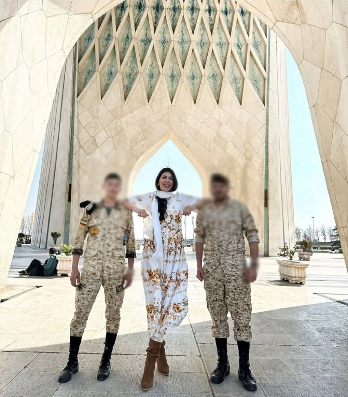 عکس عجیب بلاگر زن روسی با میدان آزادی و سربازان ایرانی!