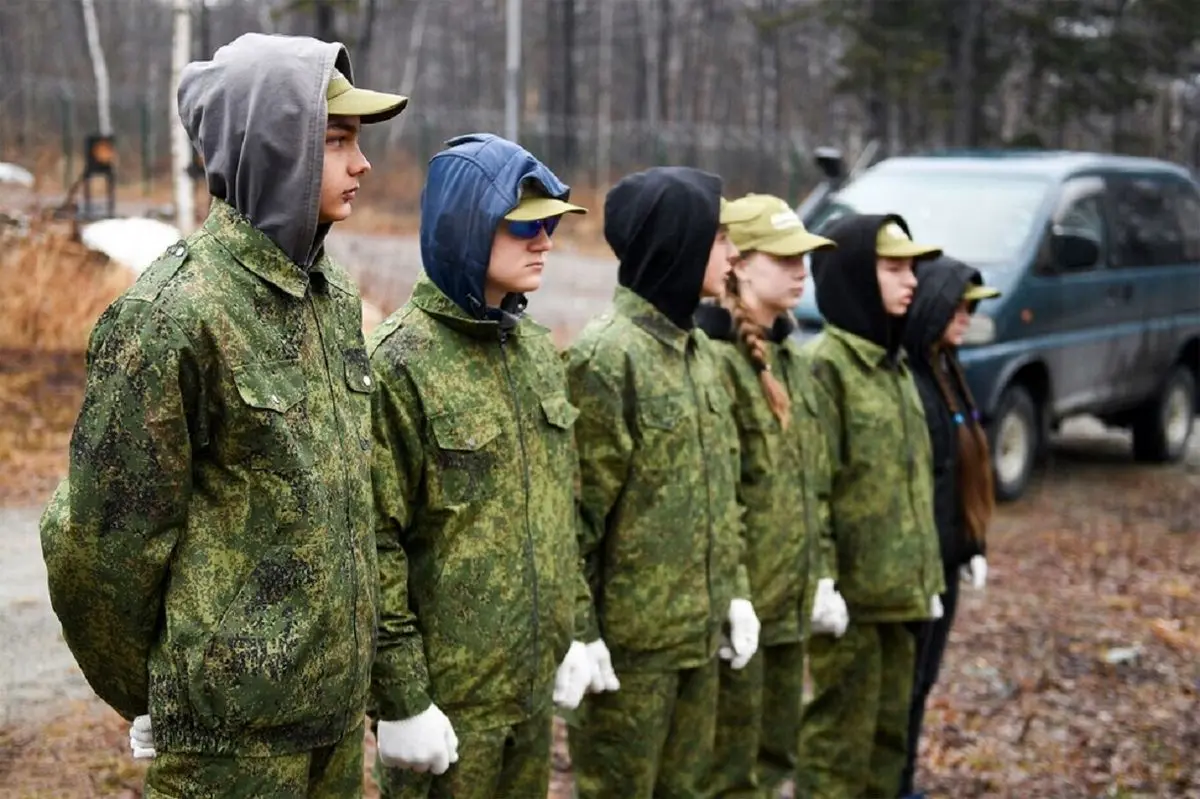 تصاویری جالب از آموزش نظامی به دختران دبیرستانی در روسیه