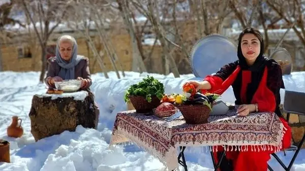 ویدئوی جالب از کباب کردن مرغ زیر سطل‌های فلزی توسط زن روستایی