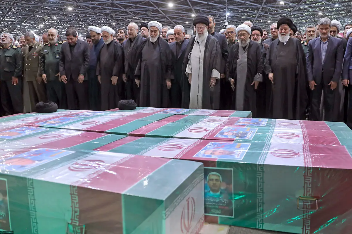رهبر انقلاب اسلامی بر پیکر شهدای خدمت نماز اقامه کردند