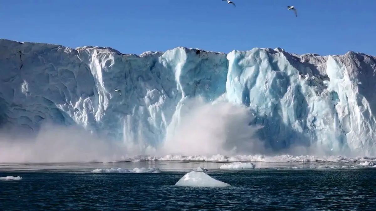لحظه فروریختن بخشی از یخچال طبیعی در دریا + ویدئو