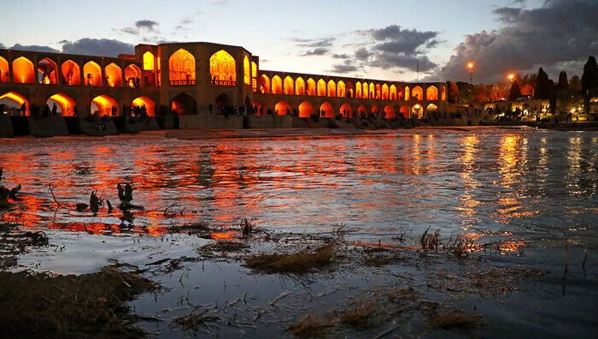 ویدئوی تماشایی از شادی مردم اصفهان برای جاری شدن زاینده‌رود