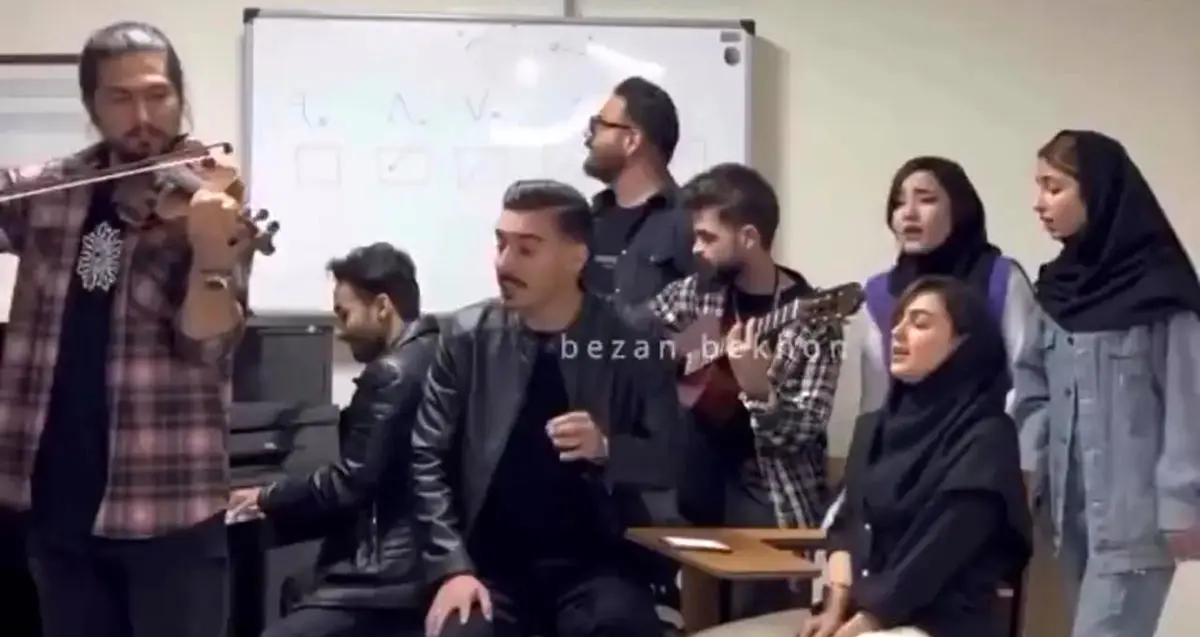 همخوانی تماشایی چند دختر و پسرِ دانشجو در دانشکده موسیقی تهران