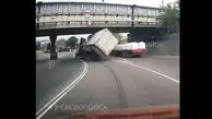 ویدئوی وحشتناک از متلاشی شدن یک کامیون زیر پل!