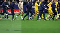 هجوم وحشتناک هواداران برای کتک زدن بازیکنان بارسلونا! + ویدئو