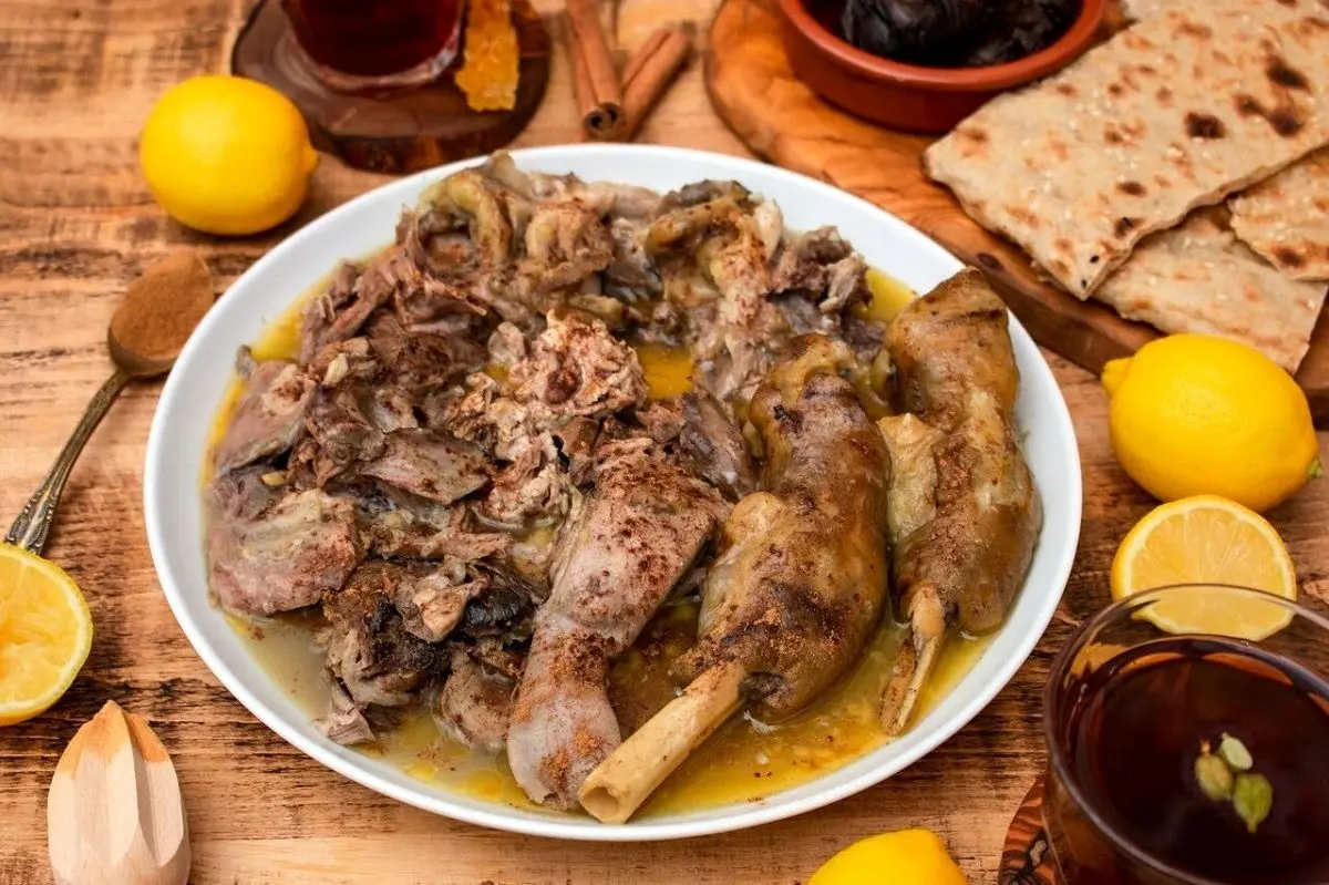 ویدئویی از نحوه عجیب سرو کردن کله پاچه توسط آشپز عراقی!