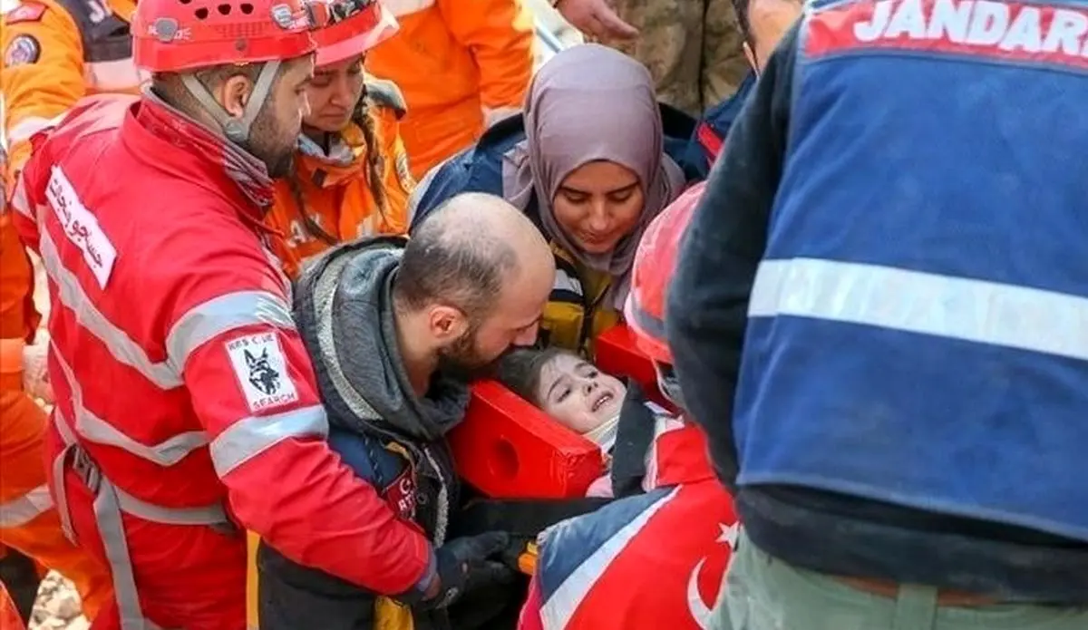 نجات یک پدر و دختر از زیر آوار پس از ۱۳۲ ساعت! + ویدئو