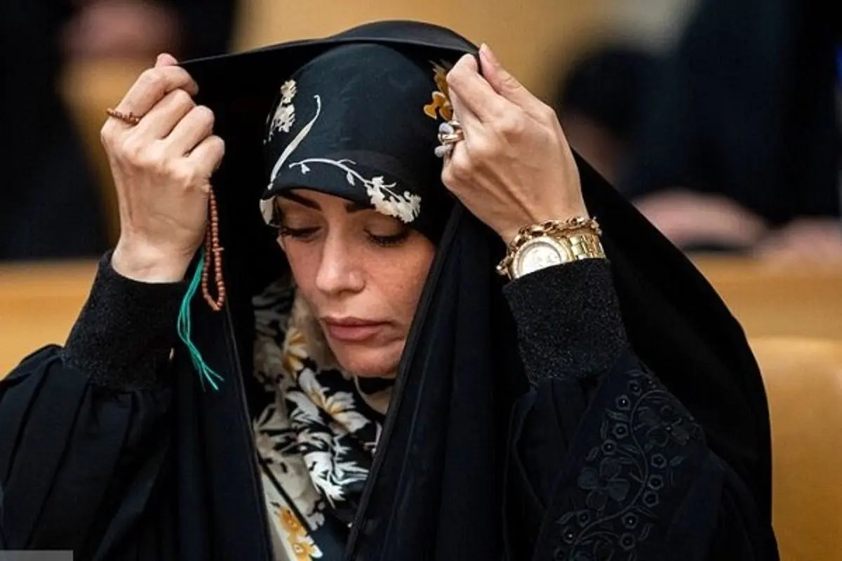 تصویری از الهام چرخنده در حال امضای درخواست تصویب قانون حجاب و عفاف از مجلس
